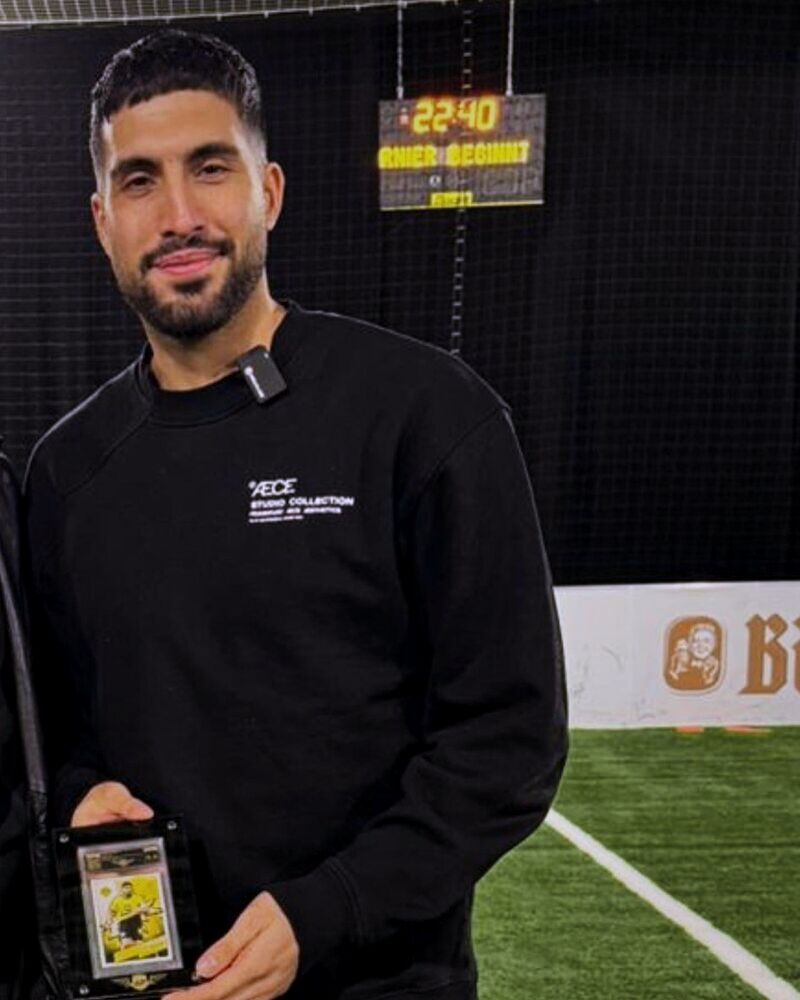Bundesliga-Profi Emre Can (Borussia Dortmund) mit seiner von AP Grading gegradeten Sammelkarte im AP-Slab