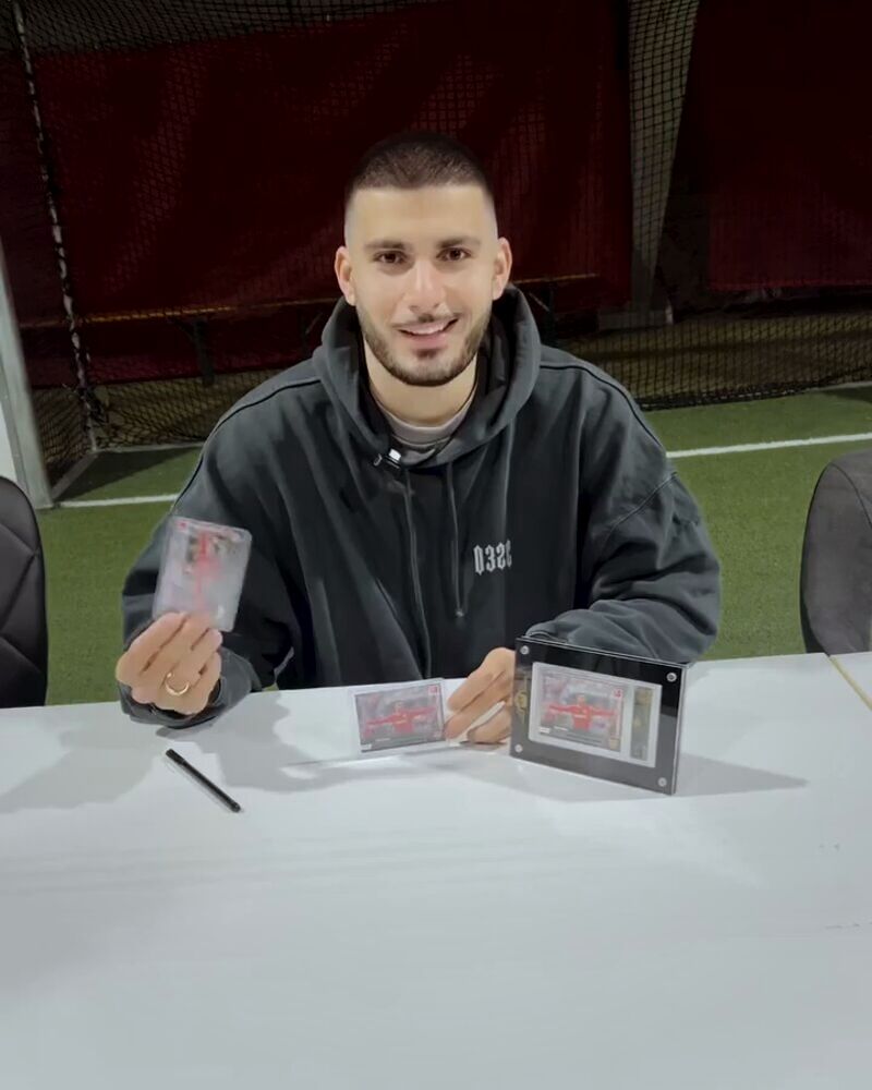 Bundesliga-Profi Deniz Undav (VfB Stuttgart) mit seiner von AP Grading gegradeten Sammelkarte im AP-Slab