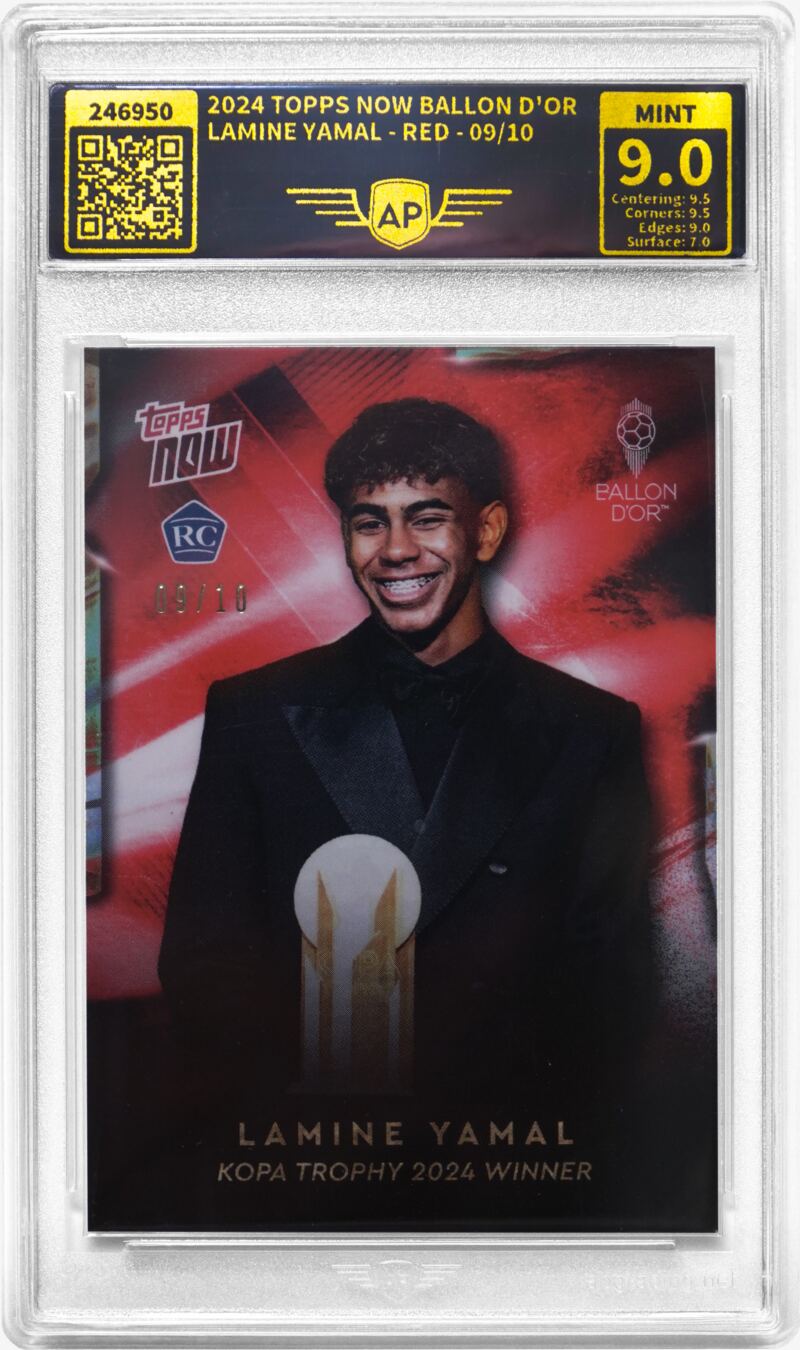 Von AP Grading gegradete Fußball-Sammelkarte Lamine Yamal (Topps, Ballon d’Or) im AP-Slab – Note MINT 9