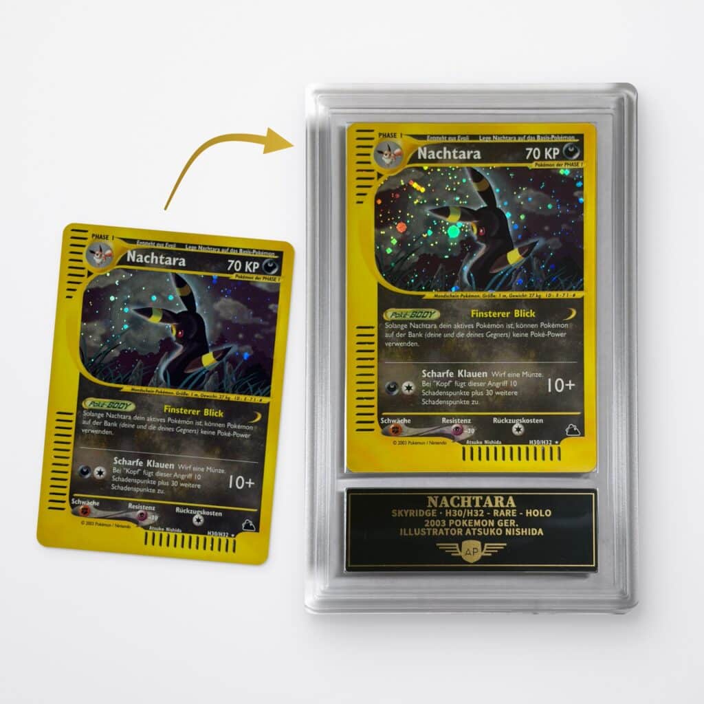 Karten-Grading im AP Gallery Case: Pokémon-Karte vor und nach dem Grading, mit graviertem Namensschild unter der Karte